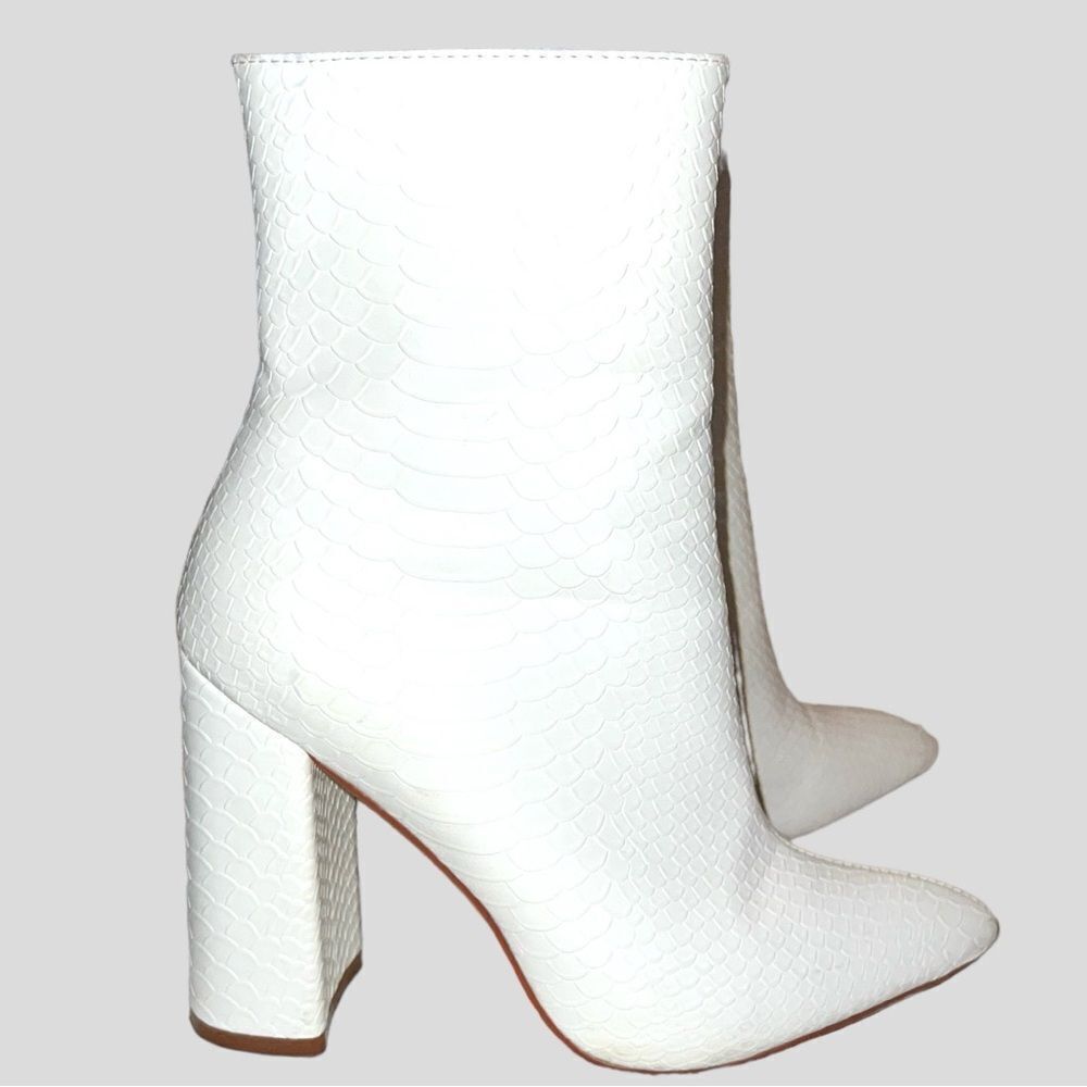 Pretty little thing cute white faux snake skin design! - Picture 5 of 7